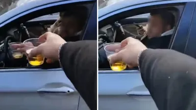 Trafikte direksiyon başında alkol alıp kadeh tokuşturdular!