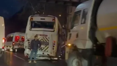 3 servis minibüsü ve tanker birbirine girdi: Yaralılar var
