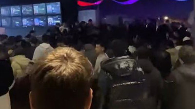 Film galası savaş yerine döndü, üstlerine yangın tüpü sıktılar