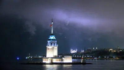İstanbul yeni güne bembeyaz uyandı: Halay çekenler, kar topu oynayanlar...