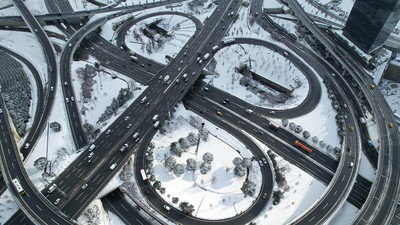 Karla kaplanan İstanbul'da yollar boş kaldı