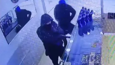 İstanbul'daki yüzü maskeli, eli silahlı ''kuyumcu fareleri'' kamerada!