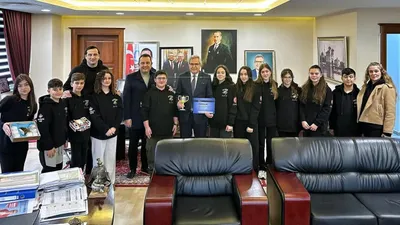 Bandırmalı genç bilim kahramanlarından Belediye Başkanı Mirza'ya anlamlı ziyaret