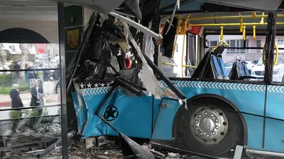 Halk otobüsü araçlara çarpıp, kafeye girdi: Yaralılar var