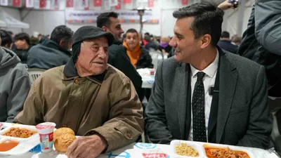 Manisa Büyükşehir Belediye Başkanı Zeyrek, vatandaşlarla iftarda buluştu