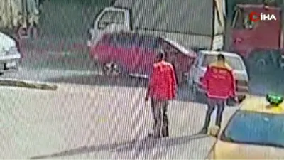 Benzinlikte çalışmayan arabayı iterken kaza yaptılar!