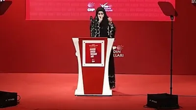 Elindeki konuşma kâğıdını yırtıp açıkladı: ''AK Parti'den CHP'ye geçtim!''