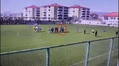 Kırmızı kart gören futbolcudan hakeme yumruk! Sahanın içi bir anda karıştı...