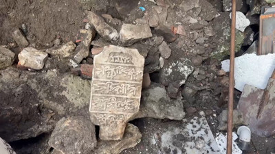 İstanbul'da yıkılan binanın enkazında 8 asırlık bir mezar bulundu