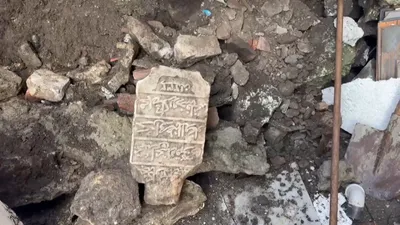 İstanbul'da yıkılan binanın enkazında 8 asırlık bir mezar bulundu