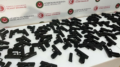 Çeşme Limanı'nda kolilerin içinden onlarca silah çıktı