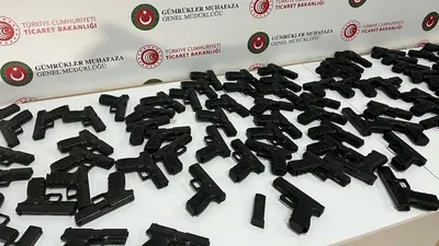 Çeşme Limanı'nda kolilerin içinden onlarca silah çıktı
