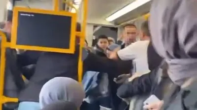 Metroda küfürler, tekmeler havada uçuştu