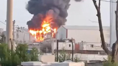 Kocaeli'de boya imalathanesi alev alev yandı