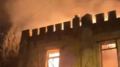 İstanbul'un tarihi binası alevlere teslim oldu!