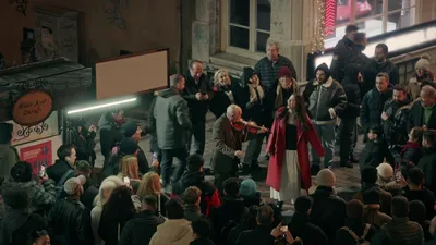 Demet Özdemir Taksim'in göbeğinde şarkı söyledi