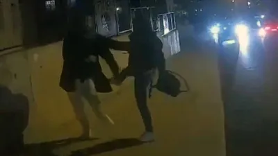 Esenyurt'ta bir kadın, erkek arkadaşını evire çevire dövdü