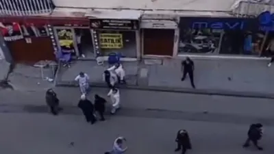 Bu da Ramazan pidesi kavgası! Mahalle savaş alanına döndü