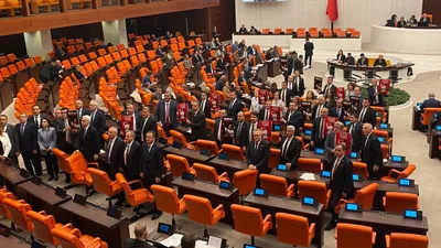 Milletvekilleri protestoları TBMM'ye taşıdı: Sloganlar, pankartlar! Meclis karıştı...