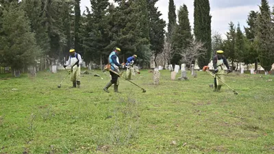Manisa Büyükşehir Belediyesi'nden mezarlıklarda bayram temizliği