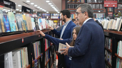 Milli Eğitim Bakanı Tekin CHP'nin boykot listesindeki D&R'ı ziyaret etti