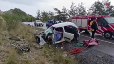 Yolcu otobüsü otomobille çarpıştı: Ölü ve yaralılar var