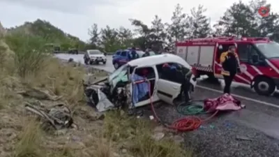 Yolcu otobüsü otomobille çarpıştı: Ölü ve yaralılar var