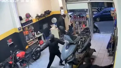 İstanbul'da motosiklet tamirhanesinde silahlı dehşet kamerada