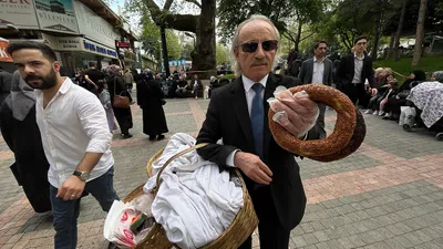 İşte insanın işe ve kendine saygısının kanıtı: O Türkiye'nin takım elbiseli, kravatlı simitçisi...