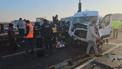 İki servis minibüsü çarpıştı: Çok sayıda yaralı var