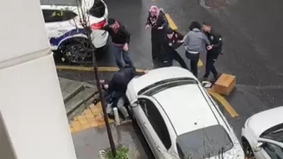 Mahalleyi ayağa kaldıran kavga: Komşularının evini taş yağmuruna tuttular!