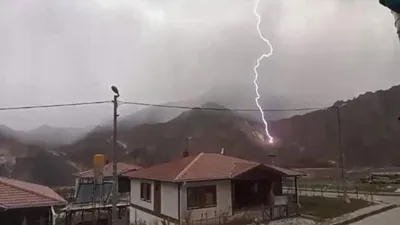 Artvin’de yıldırım düşme anı kamerada