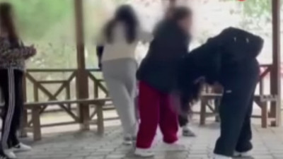 Lise çağındaki bir grup kız öğrenci, bir başka kız öğrenciyi tekme tokat dövüp videoya aldı!