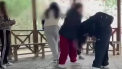 Lise çağındaki bir grup kız öğrenci, bir başka kız öğrenciyi tekme tokat dövüp videoya aldı!