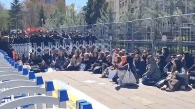 Milli Eğitim Bakanlığı önünde öğretmenlere polis müdahalesi