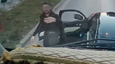 Aracından inip, diğer aracı yumruklayınca ehliyetinden oldu!