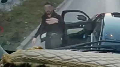 Aracından inip, diğer aracı yumruklayınca ehliyetinden oldu!
