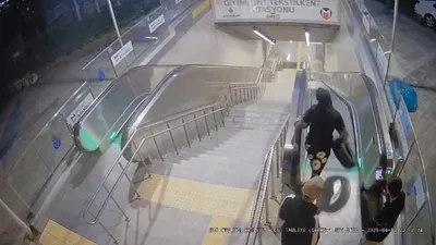İstanbul Metrosu'nda skandal görüntü: Tepkiler çığ oldu!