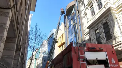 Karaköy'de 5 katlı iş hanında yangın paniği