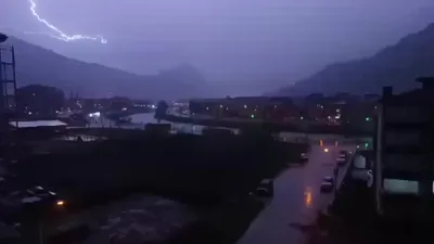 Önce deprem sonra yağış ardından yıldırım! Eve düşen yıldırım kamerada!