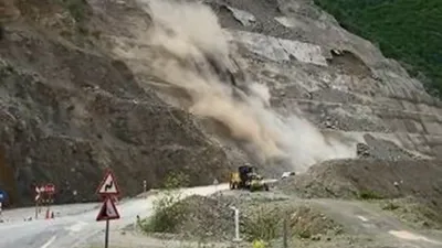 Facia kıl payı atlatıldı; bir araç sürücüsü heyelandan saniyelerle kurtuldu