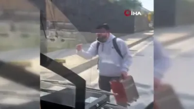 Yolun ortasında otobüse binmek isteyen yolcu ortalığı birbirine kattı