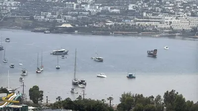 Sağanak yağışlar tatil cennetini vurdu; denizin rengi değişti!