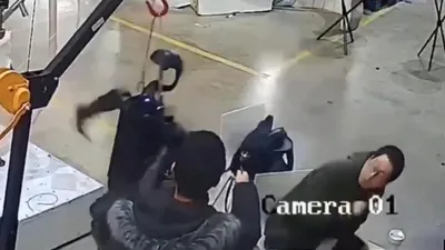 Bilim kurgu gerçek oldu: Kontrolden çıkan robot mühendislere böyle saldırdı