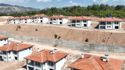Asrın felaketi bölgesinde yapımı süren '''villa gibi evler'' ortaya çıktı