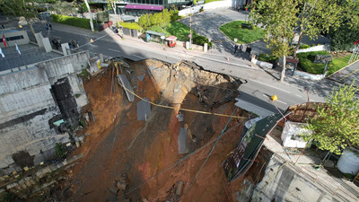 İstanbul'un göbeğinde yol çöktü; doğalgaz sıkıştı, patlama oldu!