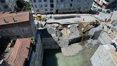 İstanbul'da Sarıyer'in ardından Gaziosmanpaşa'da da yol çöktü, 2 bina tahliye edildi