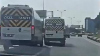 İki öğrenci servisi trafiği birbine kattı: Çocuklarımız bu magandalara emanetmiş!