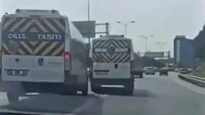 İki öğrenci servisi trafiği birbine kattı: Çocuklarımız bu magandalara emanetmiş!