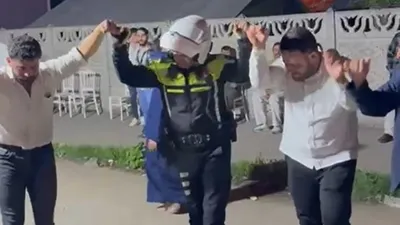 Trafik polisi yolu kapatan düğün sahiplerinin halayına katıldı